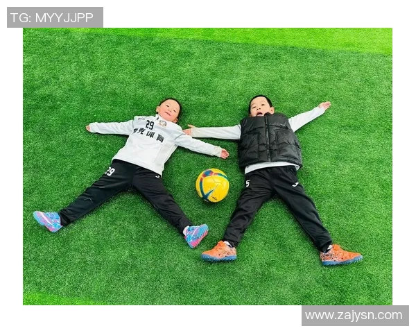 小朋友们在阳光下快乐踢足球的生动画面展现童趣与友谊